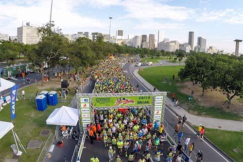 Cerca de quatro mil pessoas encararam a manhã de sol, neste domingo (15), para participar no Aterro do Flamengo da nona edição da Corrida das Academias Caixa / Foto: Claudio Tor​ó​s