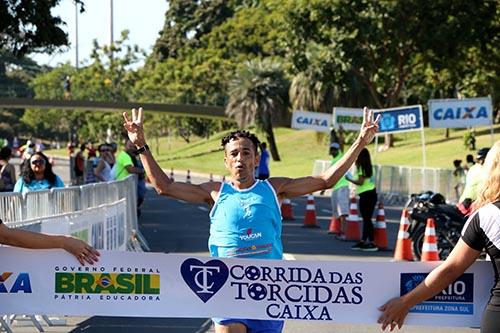 Clodoaldo Azevedo Ferreira da Silva comemora na chegada / Foto: Cláudio Torós