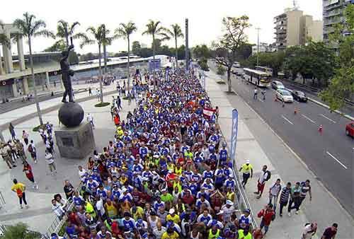 Cerca de 2500 amantes do futebol e de corrida percorreram os 7,5 km da prova / Foto: Claudio Toros