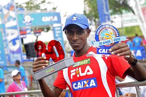 Fikru com troféu de 80 anos de Goiânia / Foto: Daniel Ramalho/adorofoto