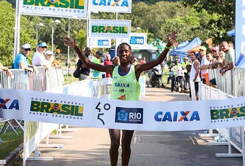 Rejane Ester Bispo vence a Corrida da Mulher Caixa 2015 / Foto: Cláudio Torós