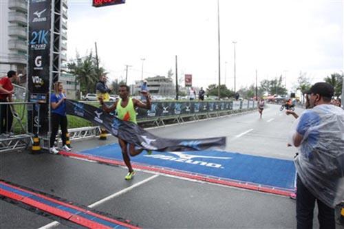 Damião Anselmo de Souza cruzando a linha de chegada  / Foto: Sérgio Afonso