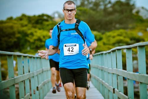 A prova será disputada em Florianópolis no dia 17 de março e tem inscrições abertas até o dia 9/3. Atletas enfrentarão 90km de corrida em trilhas, mountain bike e canoagem / Foto: Divulgação / Denny Sachi 