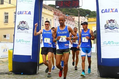 Realizada neste sábado (2), em São Francisco do Sul, corrida de revezamento desafiou centenas de atletas em quinze percursos totalizando 90 km. Madero Running Team (foto) comemorou o título geral  / Foto: Christian Mendes/Foco Radical