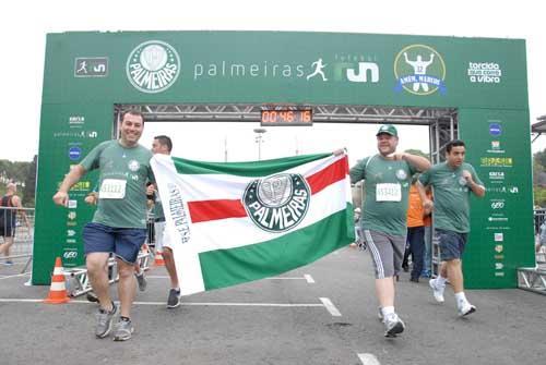 Torcedores exibem a bandeira do clube na chegada da prova / Foto: Estúdio Retato