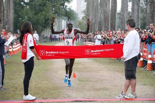 Kiprop Mutai, do Quênia, foi o primeiro na prova masculina / Foto: Divulgação