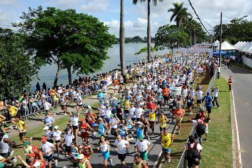 Largada de 2010 da Volta da Pampulha. Esse ano, prova de 17,8 quilômetros será às 8 horas para os amadores. A maior e melhor corrida de Minas ocorre no dia 4 de dezembro, em Belo Horizonte / Foto:  Sérgio Shibuya / ZDL