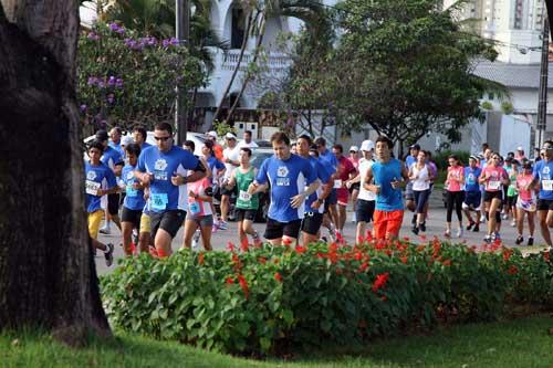 Corrida e caminhada é uma das maneiras de perder peso / Foto: Luiz Doro/ adorofoto