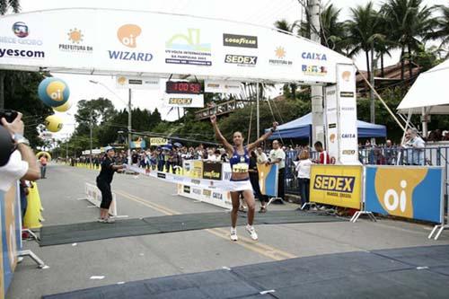 Atleta comemora vitória vitória em 2006 / Foto: Sérgio Shibuya / ZDL