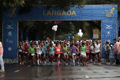 O tempo chuvoso não foi suficiente para esfriar o ânimo das seis mil pessoas que participaram da Mizuno 10 Miles Series em 2012 / Foto: Marcelo Pereira