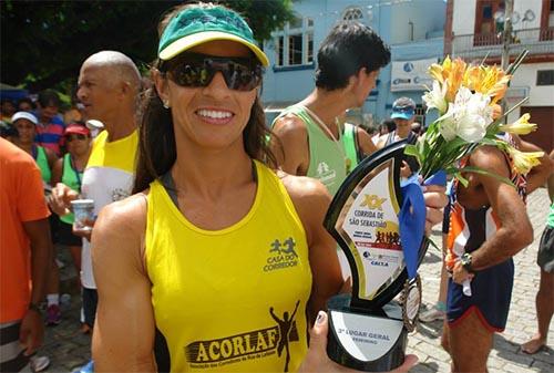 Erika, da Casa do Corredor, com mais um troféu / Foto: Casa do Corredor