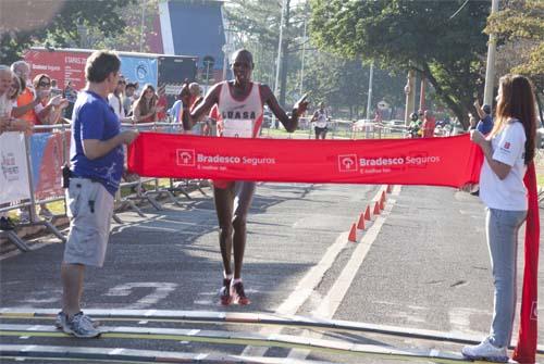 Kiprop Mutai foi o primeiro entre os homens/ Foto: Divulgação