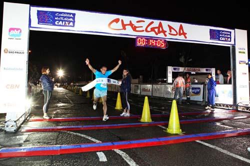 Chegada no masculino da Corrida Noturna Caixa São Paulo / Foto: Suelen Magalhães/MBraga Comunicação