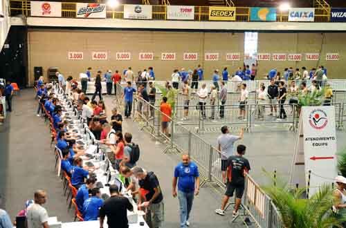 Os kits de participação da São Silvestre, compostos de camiseta da competição, do manual do atleta e do número de peito, além do chip e medalha de participação, serão entregues nos dias 28 e 29 de dezembro, das 9h as 19h, e no dia 30 de dezembro das 9h as 17h / Foto: Sérgio Shibuya / ZDL