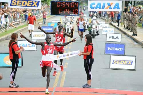 Barnabas Kiplagat venceu entre os homens após chegada emocionante na Volta da Pampulha 2010 / Foto: Sérgio Shibuya / ZDL