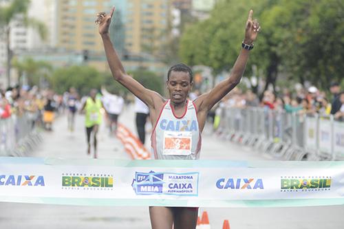 Paul Kimutai venceu pela segunda vez e quebrou o recorde da prova / Foto: Eduardo Valente/Latin Sports