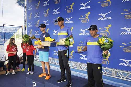 Entre os homens, a equipe Mizuno dominou as três primeiras posições. Os gêmeos Paulo Roberto e Luis Fernando fizeram bonito e terminaram em primeiro e terceiro lugares, respectivamente. Entre eles ficou Elson Gracioli / Foto: Divulgação