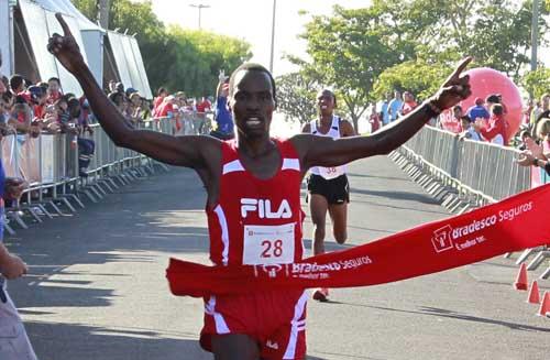 O queniano Stanley Kipchirchir Koech vence etapa em 2012 / Foto: Ronaldo Milagres/MBraga