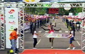 O queniano Barnabas Kosgei foi o grande vencedor da XXVII Corrida de Reis, disputada dia 09 de janeiro, em Cuaibá / Foto: Reprodução Centro América