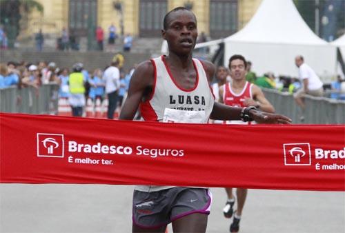 Hillary Kipgetich Kibet cruza em primeiro na prova masculina / Foto: Divulgação