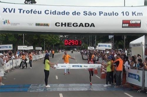 O atual campeão da São Silvestre, o queniano Ediwin Kipsang, correspondeu as expectativas em cima do seu favoritismo e venceu os 10 km da Corrida, com o tempo de 29min17s / Foto: Esporte Alternativo