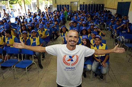 Vanderlei na escola em Recife / Foto: Luiz Doro /adorofoto/HT Sports