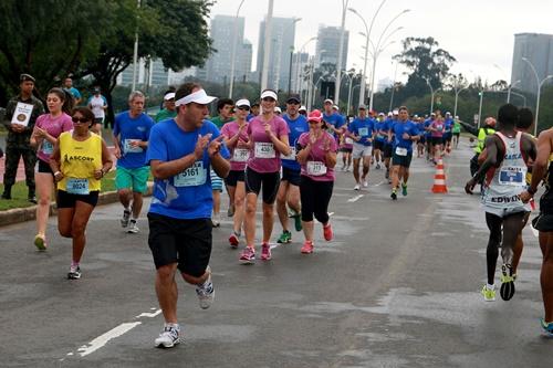 Avaliação médica e treinos com educador físico para correr em segurança / Foto: Luiz Doro/adorofoto