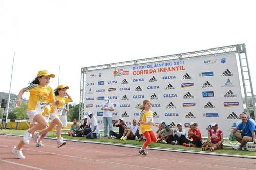 Atletas aplaudem as crianças / Foto: Sérgio Shibuya / ZDL