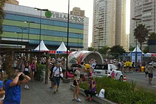 O estacionamento do shopping ficou todo colorido pouco antes da largada, que foi dada pontualmente às 7 horas da manhã / Foto: Divulgação