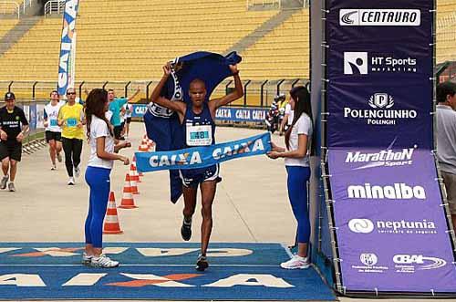 Paulo Roberto de Almeida Paula corre a Maratona de Fukuoka neste domingo / Foto: Luiz Doro/adorofotos