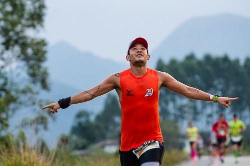 Corredor se emociona durante percurso da Uphill / Foto: Andre Motta/Divulgação/Mizuno