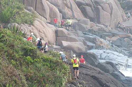 Considerada a prova mais difícil do Brasil no gênero de trail run, o Praias e Trilhas desafia os corredores em duas maratonas no mesmo final de semana em cenários exuberantes / Foto: Christian Mendes/Foco Radical