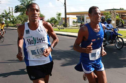 Ubiratan em duelo com Giomar Pereira, na prova de 2011 / Foto: Luiz Doro/adorofoto