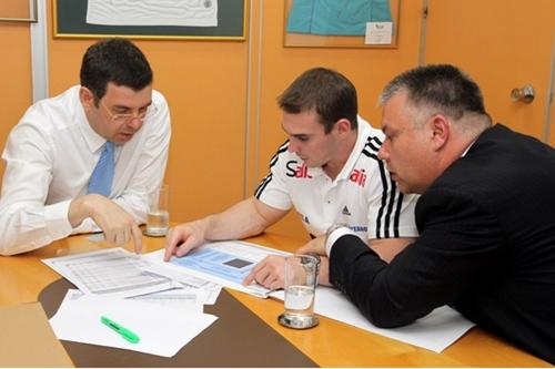  Secretário Leyser e Arthur Zanetti analisando o projeto da reforma do ginásio / Foto: Ivo Lima