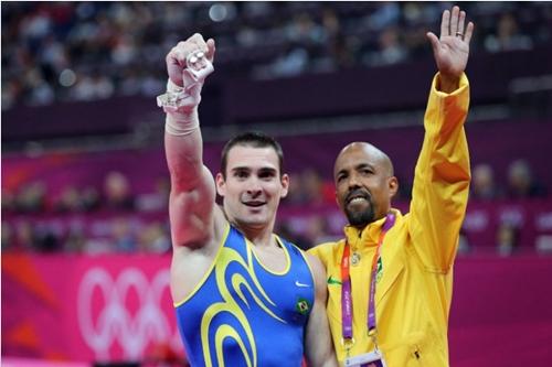 Também premiado no ano passado, treinador levou Arthur Zanetti à conquista do Mundial de ginástica em 2013 / Foto: Valterci Santos / AGIF / COB