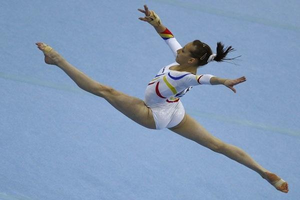 - No primeiro dia de competições do 43º Campeonato Mundial de Tóquio, teve a volta de uma velha conhecida da ginástica mundial, Catalina Ponor, que estava aposentada desde 2007 / Foto: Divulgação 