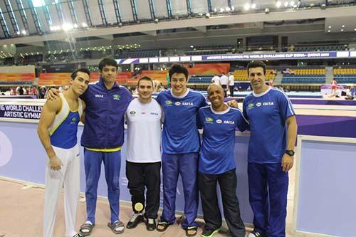 Seleção Masculina ao lado dos técnicos Cristiano Albino e Marcos Goto / Foto: Divulgação