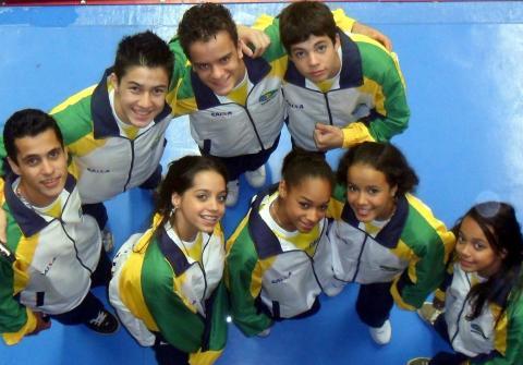 Parte da equipe brasileira na Colômbia, durante o Sul Americano de Ginástica Artística / Foto: Divulgação CBG