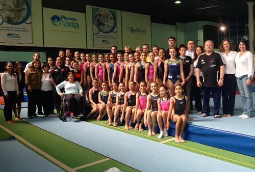 Ginastas com técnicos, árbitros e Luciene Resende, presidente da CBG / Foto: Divulgação