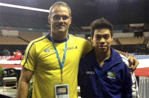 Sérgio Sasaki e o técnico Renato Araújo, em Tokio / Foto: Divulgação