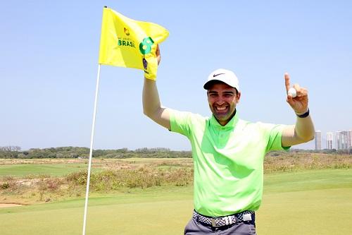 Apresentador do Fantástico emboca a bola de primeira de uma distância de 140 metros e ganha prêmios na abertura do maior torneio de golfe do Brasil / Foto: Gustavo Garrett/CBG