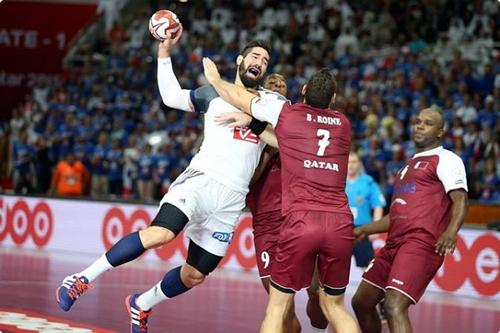 O francês Nikola Karabatic marcou cinco gols na decisão e ajudou a França a garantir vaga nos Jogos Rio 2016 / Foto: IHF