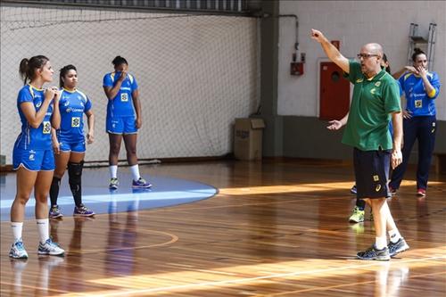 Morten durante treino da Seleção Feminina / Foto: Divulgação / CBHb