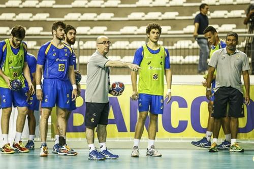 O técnico Jordi Ribera comanda o treino da Seleção Brasileira / Foto: CBHb / Divulgação