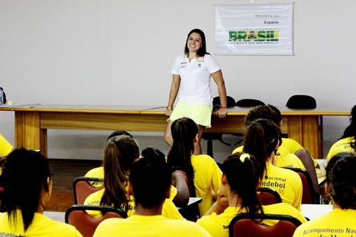 Mayara procurou passar experiência às jovens atletas / Foto: Cláudia Mota / Photo&Grafia