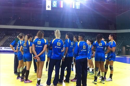 Seleção em treinamento na Romênia / Foto: Divulgação / CBHb