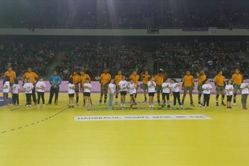 Seleção durante o torneio na Romênia / Foto: Divulgação / CBHb