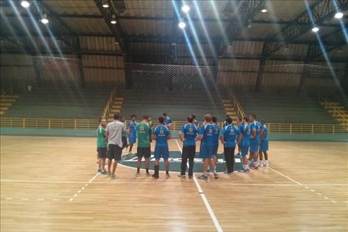 Atletas da Seleção Júnior reunidos antes do treino / Foto: Divulgação / CBHb