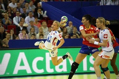 A central Stine Bredal Oftedal marcou dois gols para a Noruega na decisão / Foto: EHF / Uros Hocevar