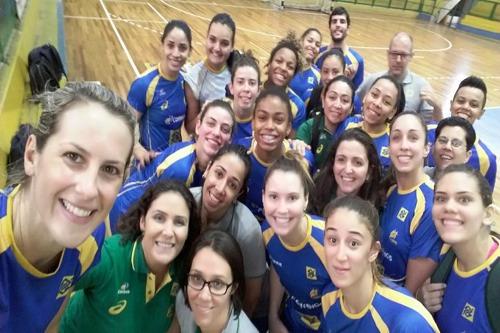 Jogadoras se divertem com selfie após treino / Foto: Divulgação